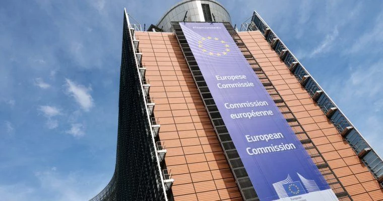 Η Κομισιόν… αυτοδιαφημίζεται – «Δείτε πόσο σας στηρίξαμε τα τελευταία χρόνια»